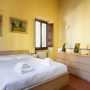 Cozy Classic Italian House Near Santa Croce, On The Lungarno , Florence Italy